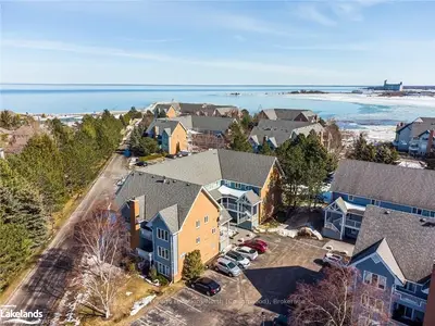 Condo Apartment in Collingwood