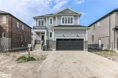 Detached in Wasaga Beach