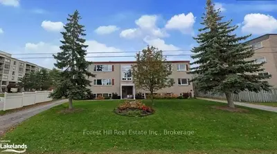 Condo Townhouse in Collingwood