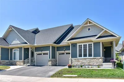 Att/Row/Townhouse in Collingwood