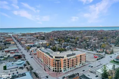 Condo Apartment in Collingwood