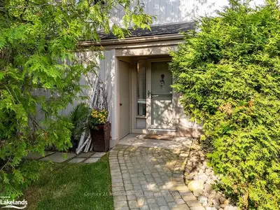 Condo Townhouse in Collingwood