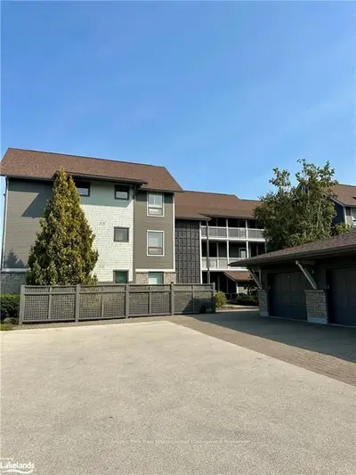 Condo Apartment in Collingwood