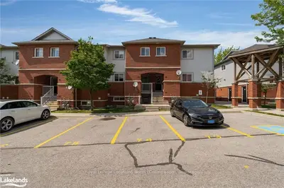 Condo Townhouse in Barrie