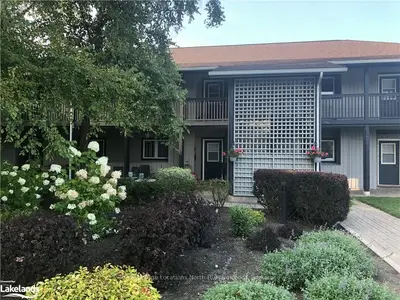 Condo Apartment in Collingwood