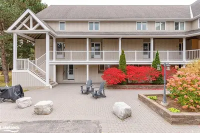 Condo Townhouse in Collingwood