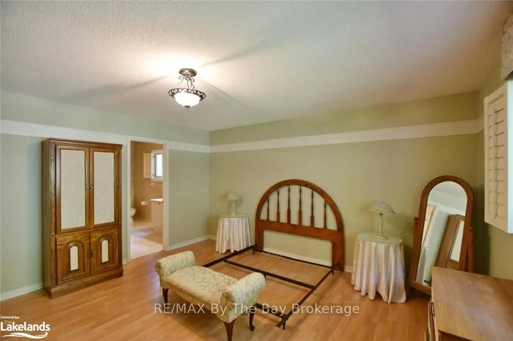28 FAIRWAY Crescent, Wasaga Beach, ON L9Z 1B9