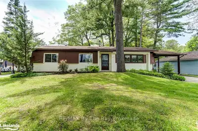 Detached in Wasaga Beach