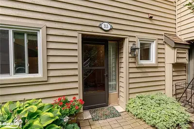 Condo Townhouse in Collingwood