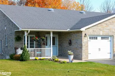 Att/Row/Townhouse in Wasaga Beach