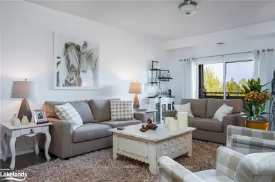 Condo Townhouse in Collingwood