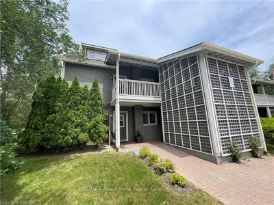 915 CEDAR POINTE Court 8, Collingwood, ON L9Y 5C7