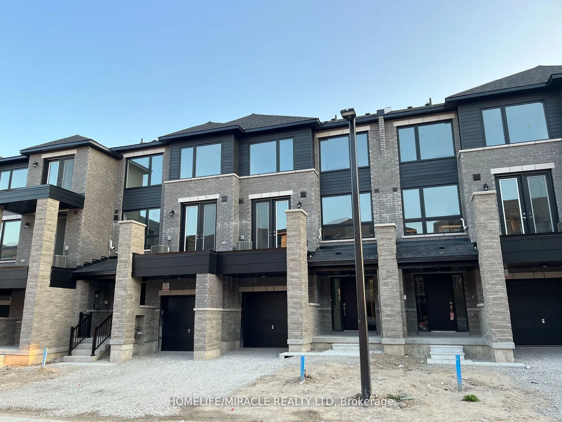 Att/Row/Townhouse in Barrie