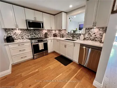 Att/Row/Townhouse in Collingwood