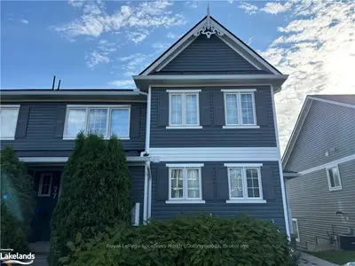 Condo Townhouse in Collingwood