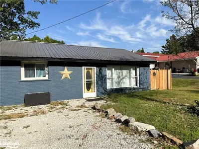Detached in Wasaga Beach