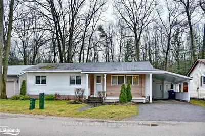 4 SINCLAIR Street N, Wasaga Beach, ON L9Z 1K4