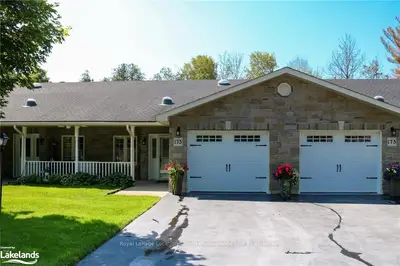 Att/Row/Townhouse in Wasaga Beach