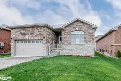 15 HEWSON Street, Penetanguishene, ON L9M 0V7