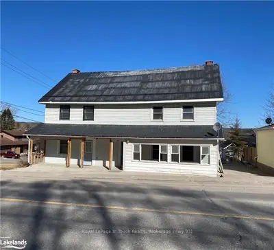 61 ROBERT Street W A & B, Penetanguishene, ON L9M 1N1