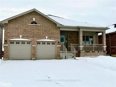 4 Hewson Street, Penetanguishene, ON L9M 0V8