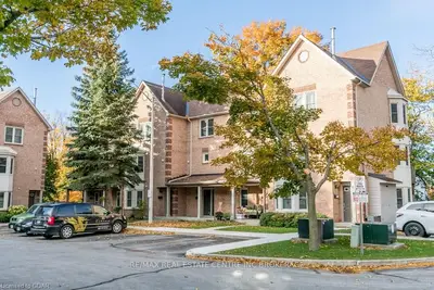 Condo Townhouse in Barrie
