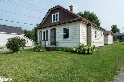 8 EDWARD Street, Penetanguishene, ON L9M 1L1