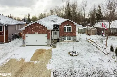 35 Marilyn Avenue N, Wasaga Beach, ON L9Z 2X8