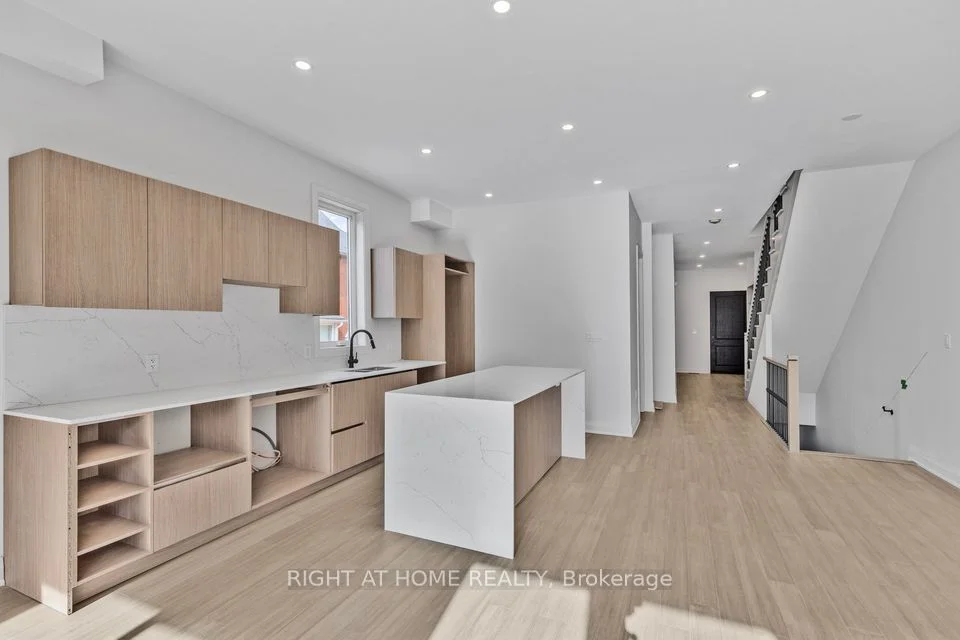 97 Sophia Street W Upper, Barrie, On L4n 1j4
