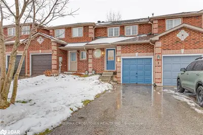 Att/Row/Townhouse in Barrie