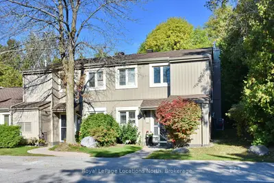Condo Townhouse in Collingwood