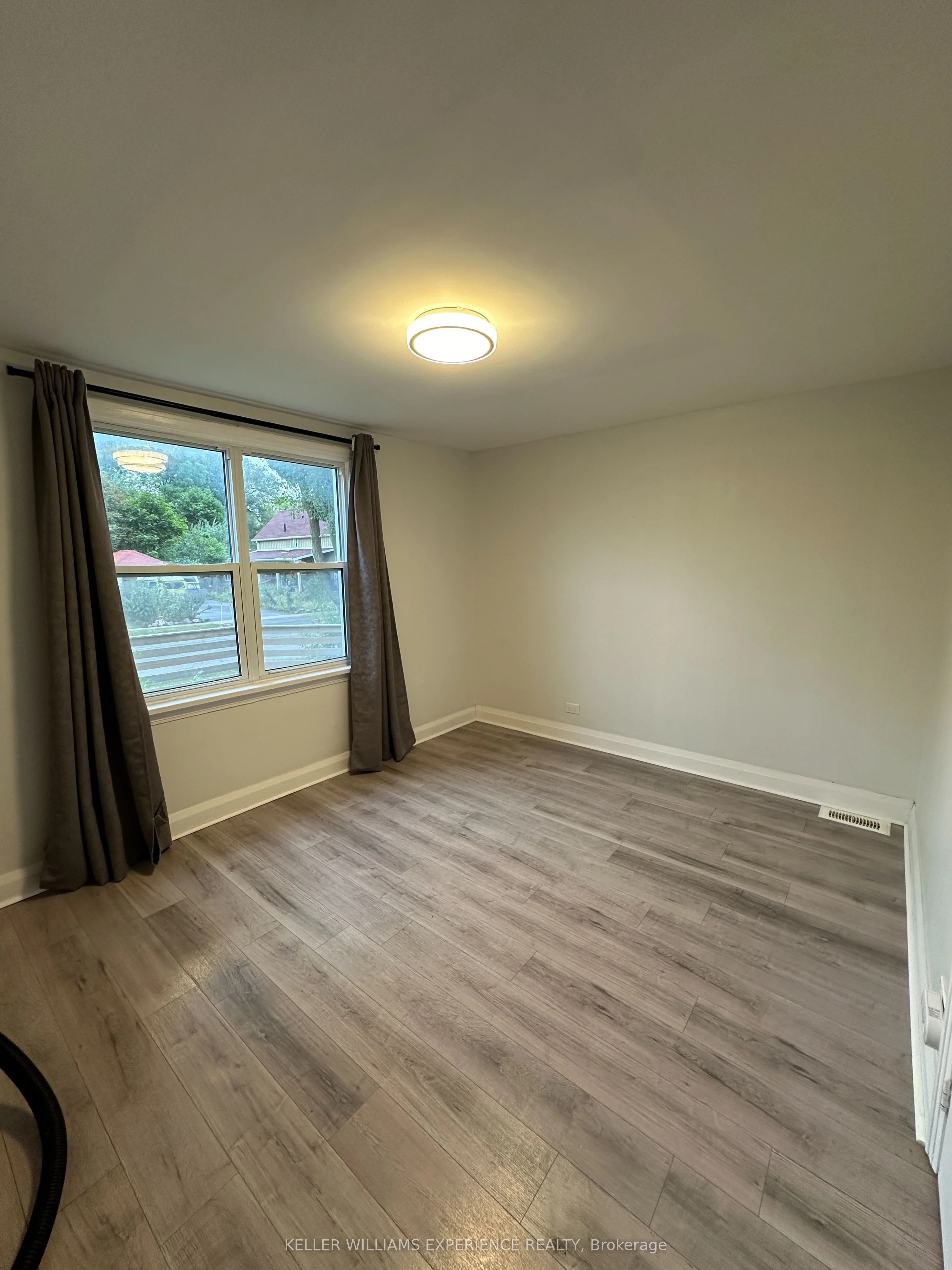 44 Alfred Street Main Fl, Barrie, ON L4N 3M3