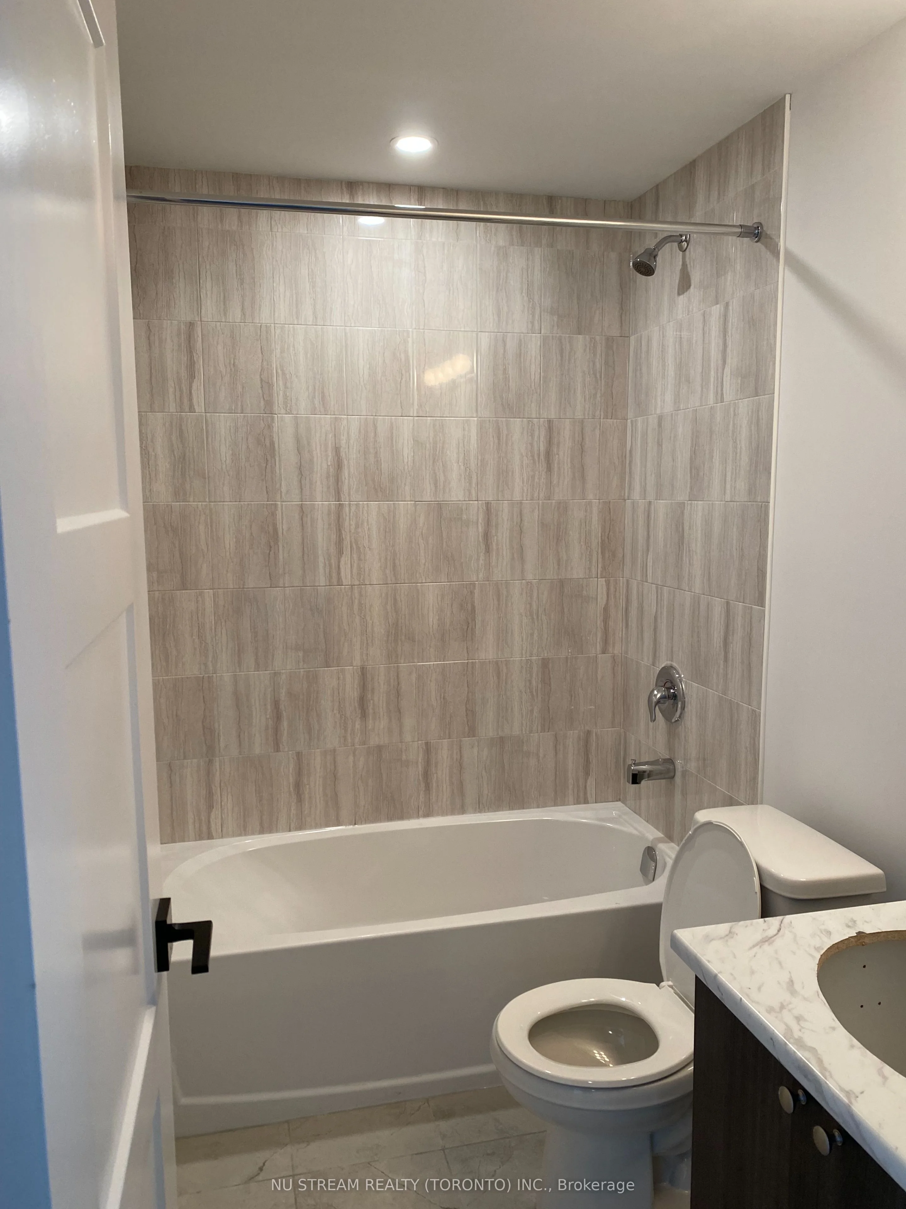 15 Kneeshaw Drive 210, Barrie, ON L9J 0X9