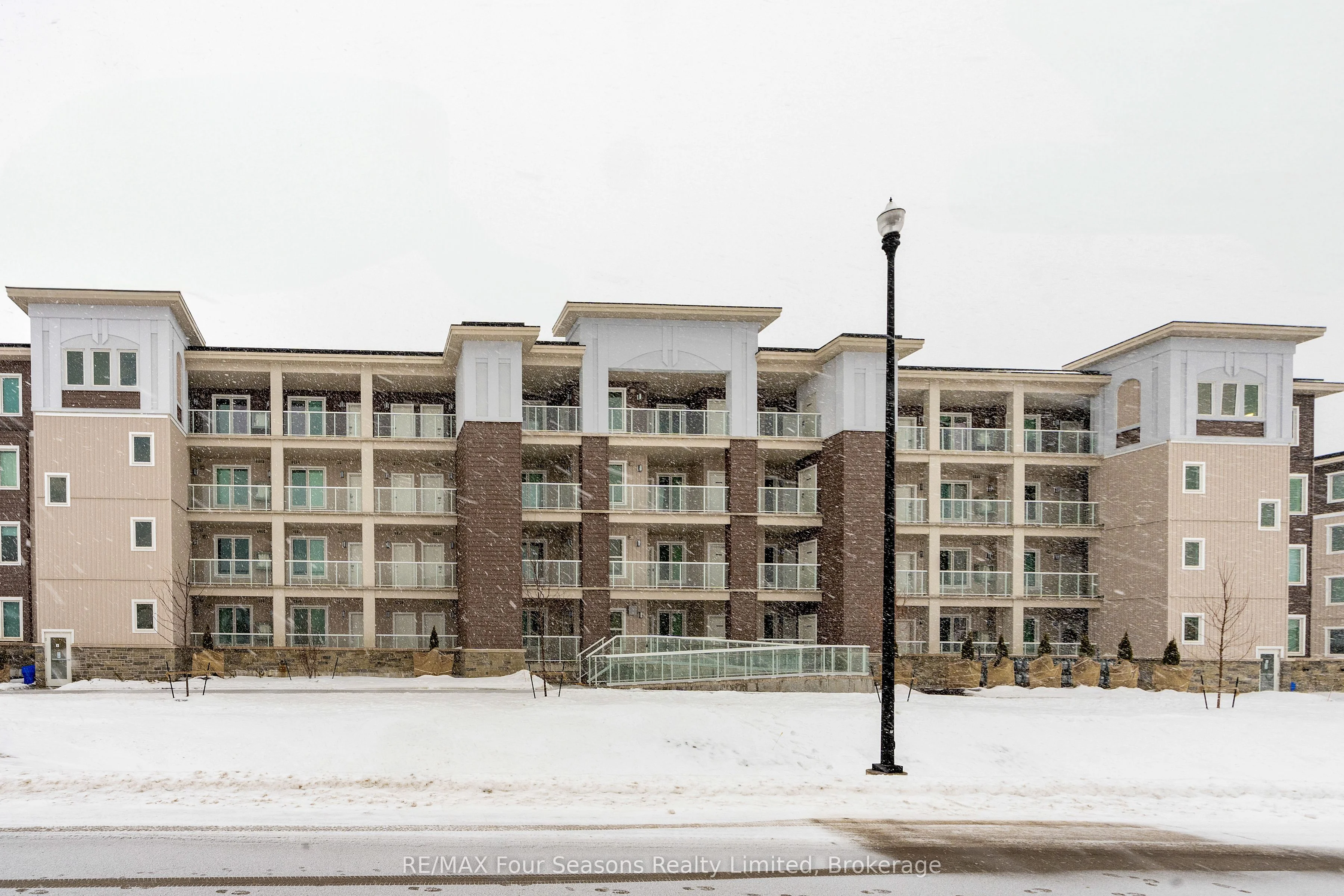 17 Spooner Crescent 403, Collingwood, On L9y 1t3