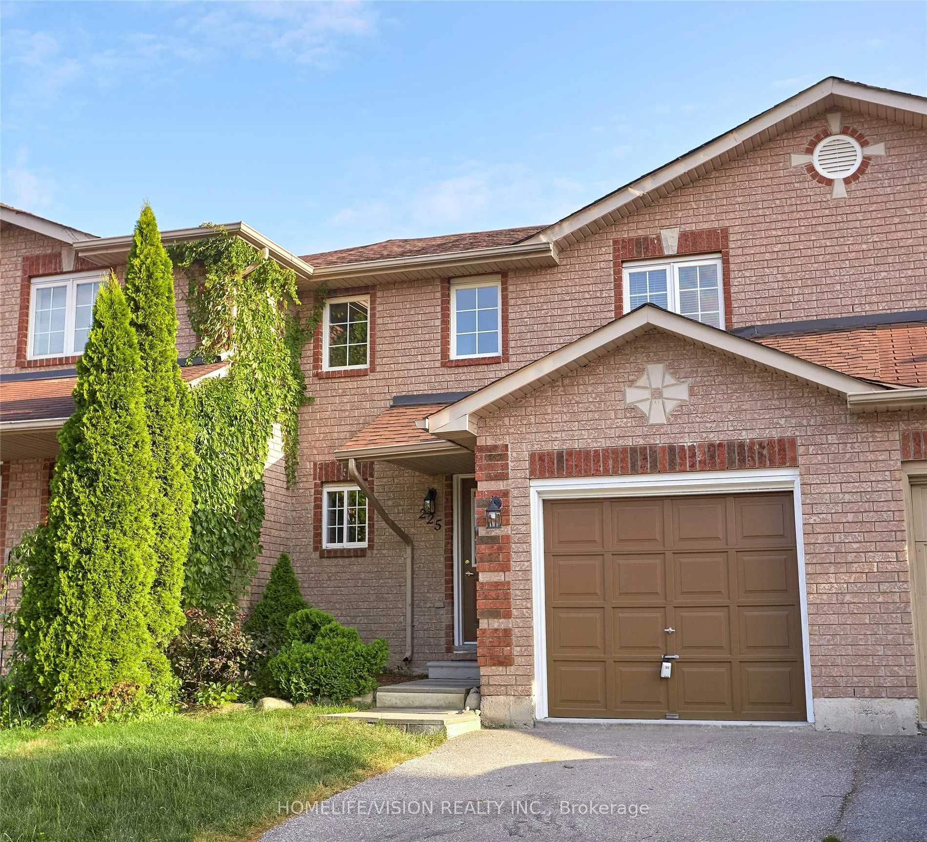 Att/Row/Townhouse in Barrie