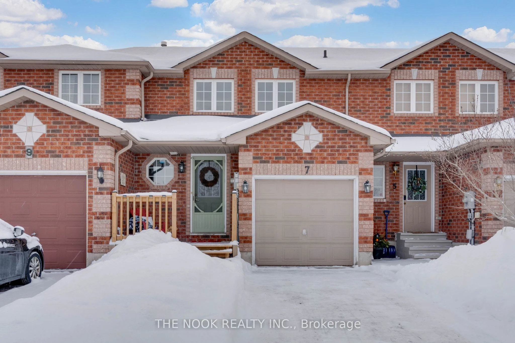 Att/Row/Townhouse in Barrie