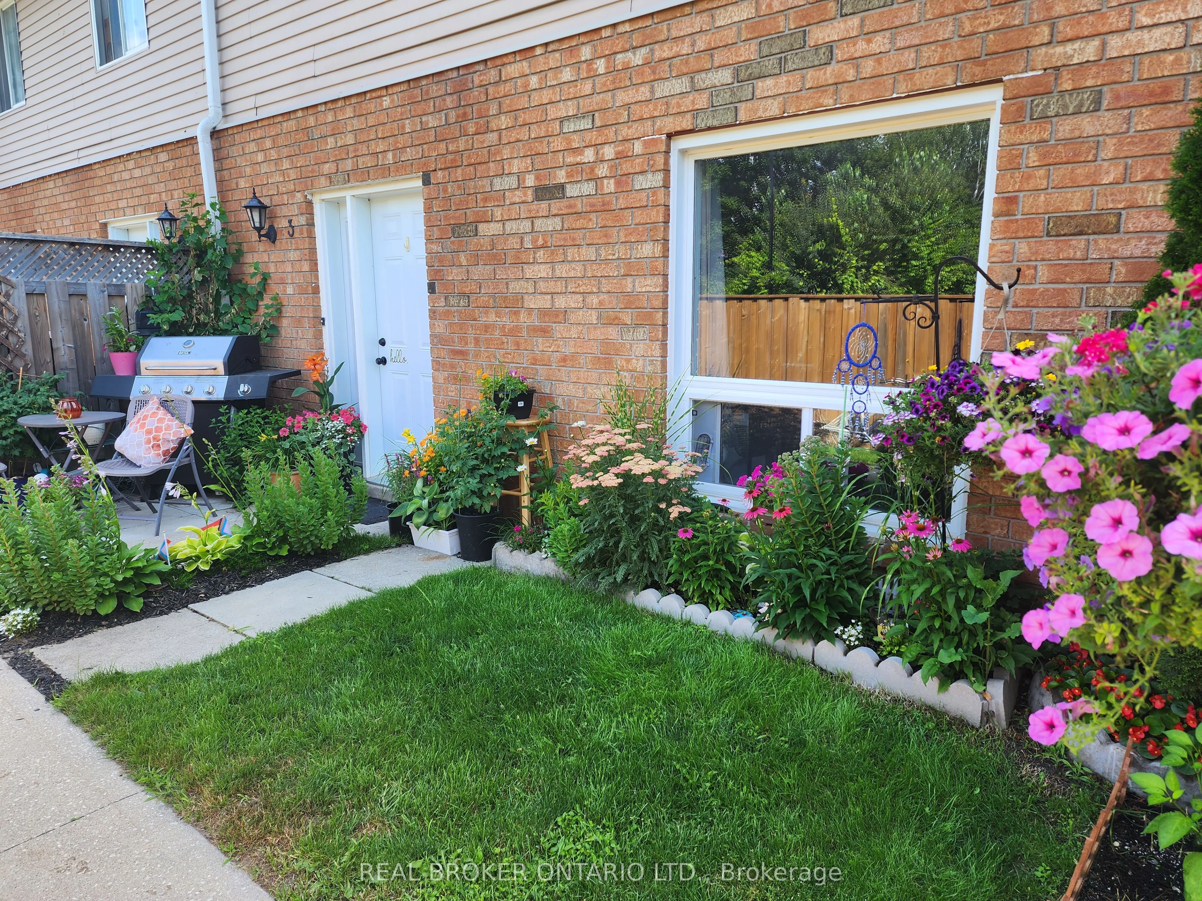 Att/Row/Townhouse in Clearview