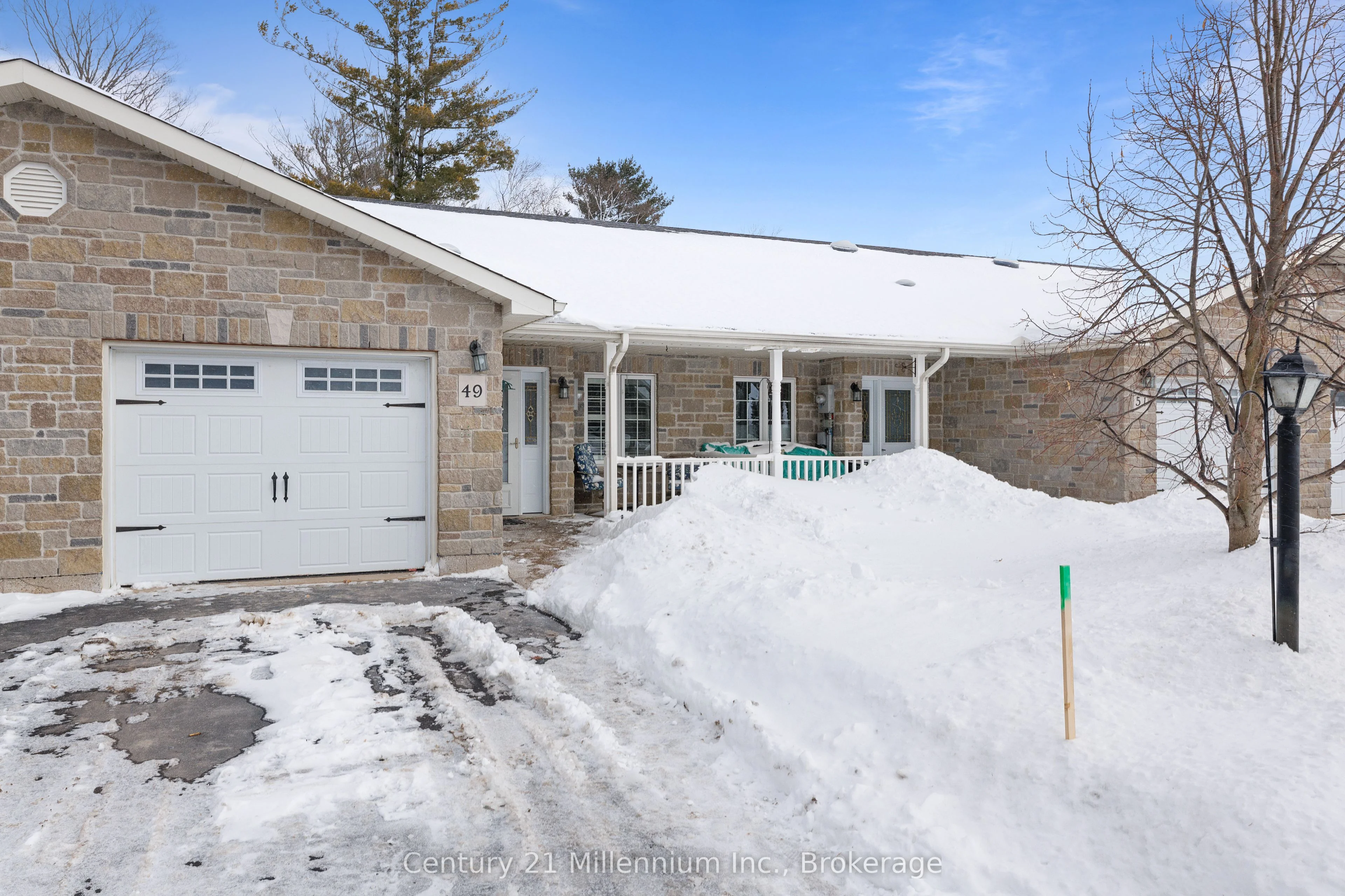 Att/Row/Townhouse in Wasaga Beach