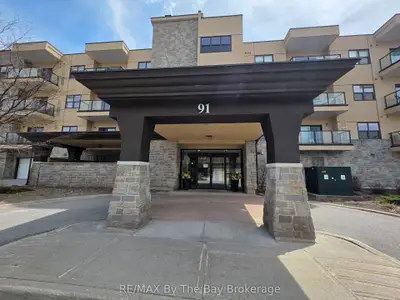Condo Apartment in Collingwood
