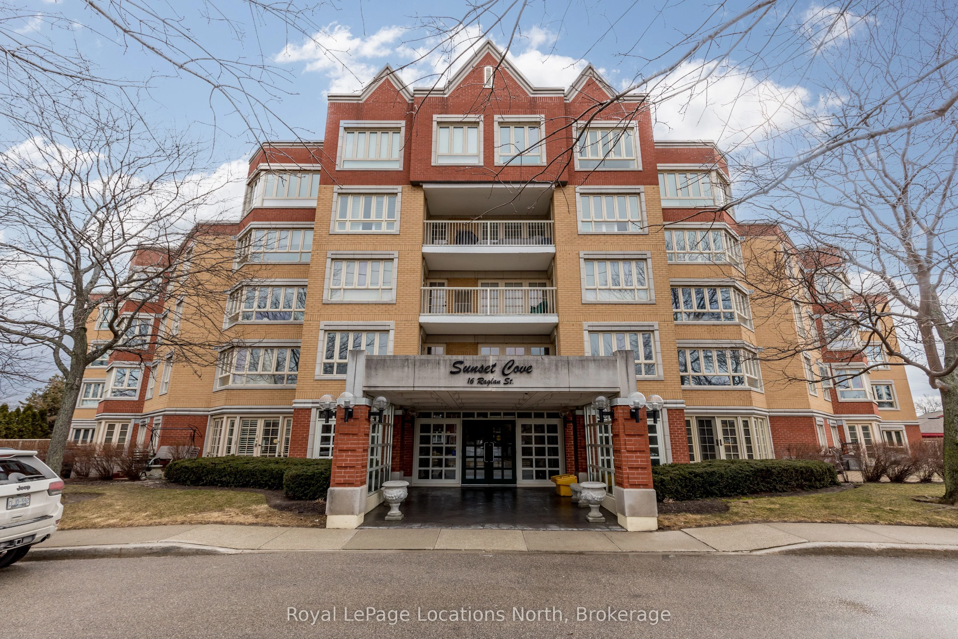 Condo Apartment in Collingwood