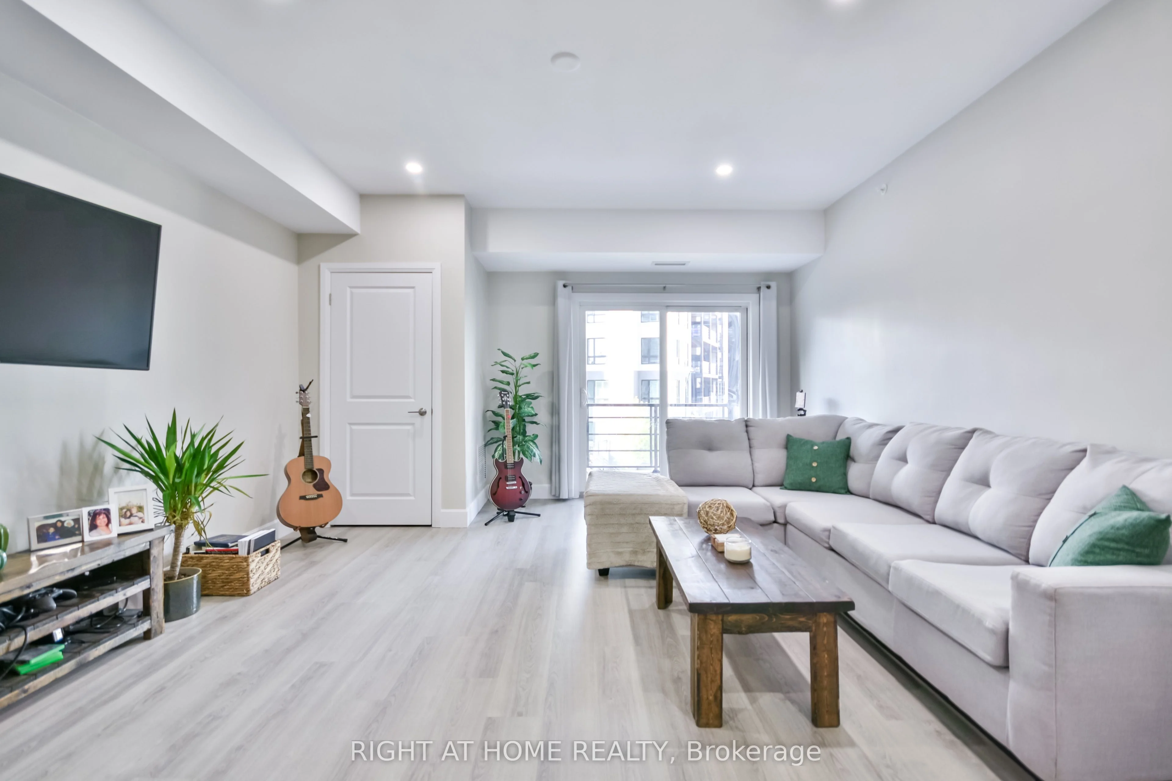 302 Essa Road 213, Barrie, ON L4N 7R6