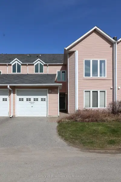 Condo Townhouse in Collingwood