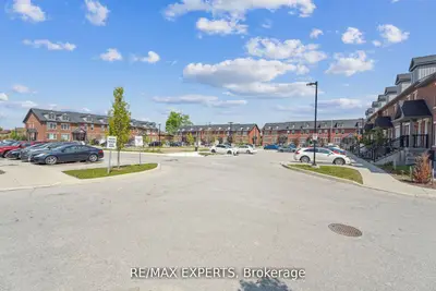 Condo Townhouse in Barrie