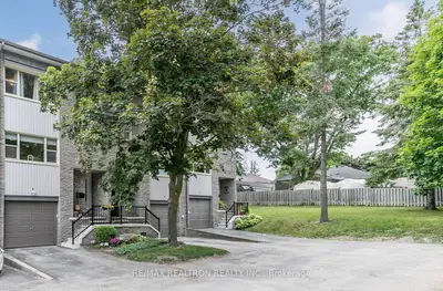 Condo Townhouse in Barrie