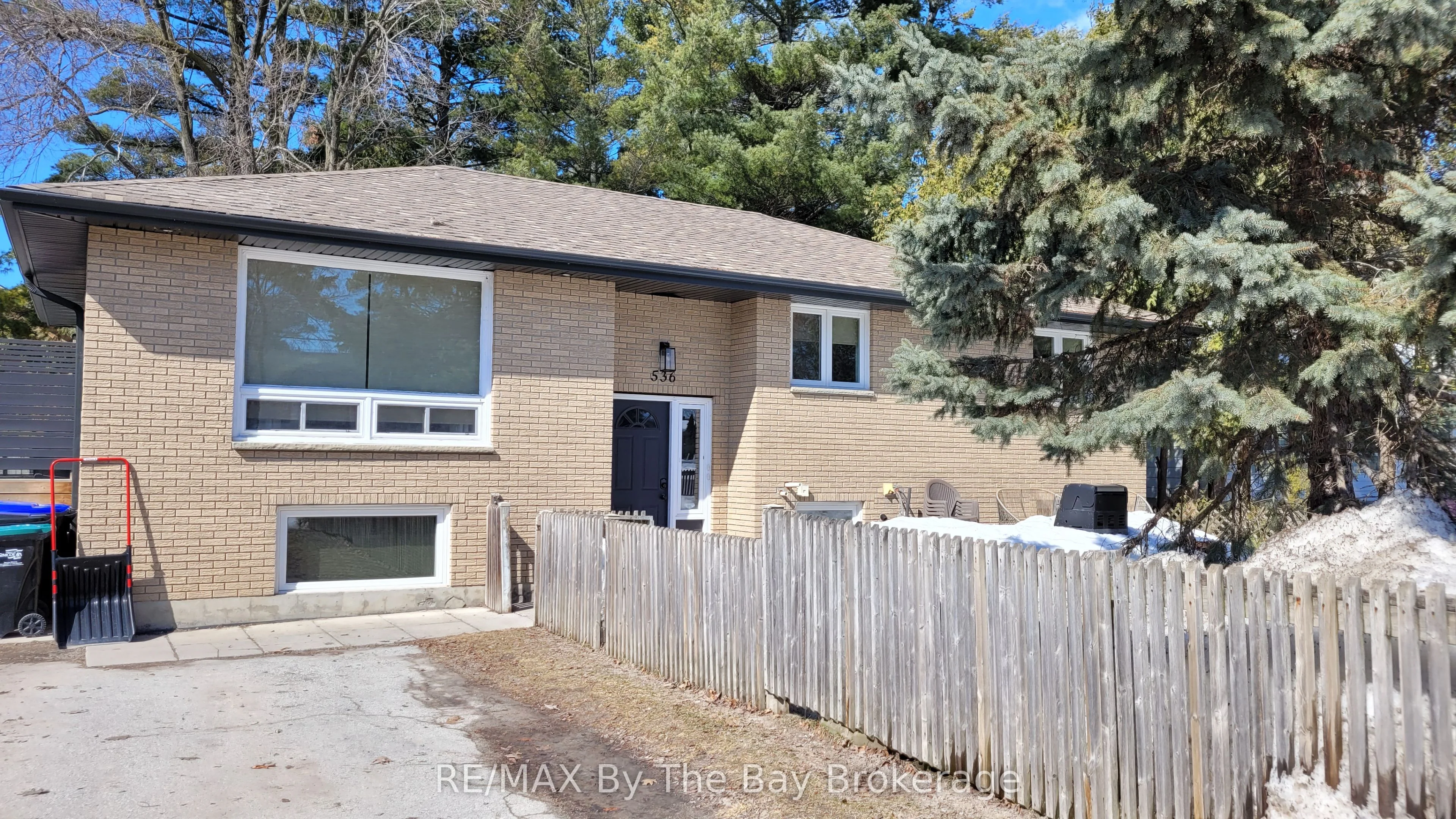 536 MOSLEY Street Main Floor, Wasaga Beach, ON L9Z 2J4