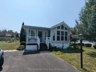 Detached in Wasaga Beach
