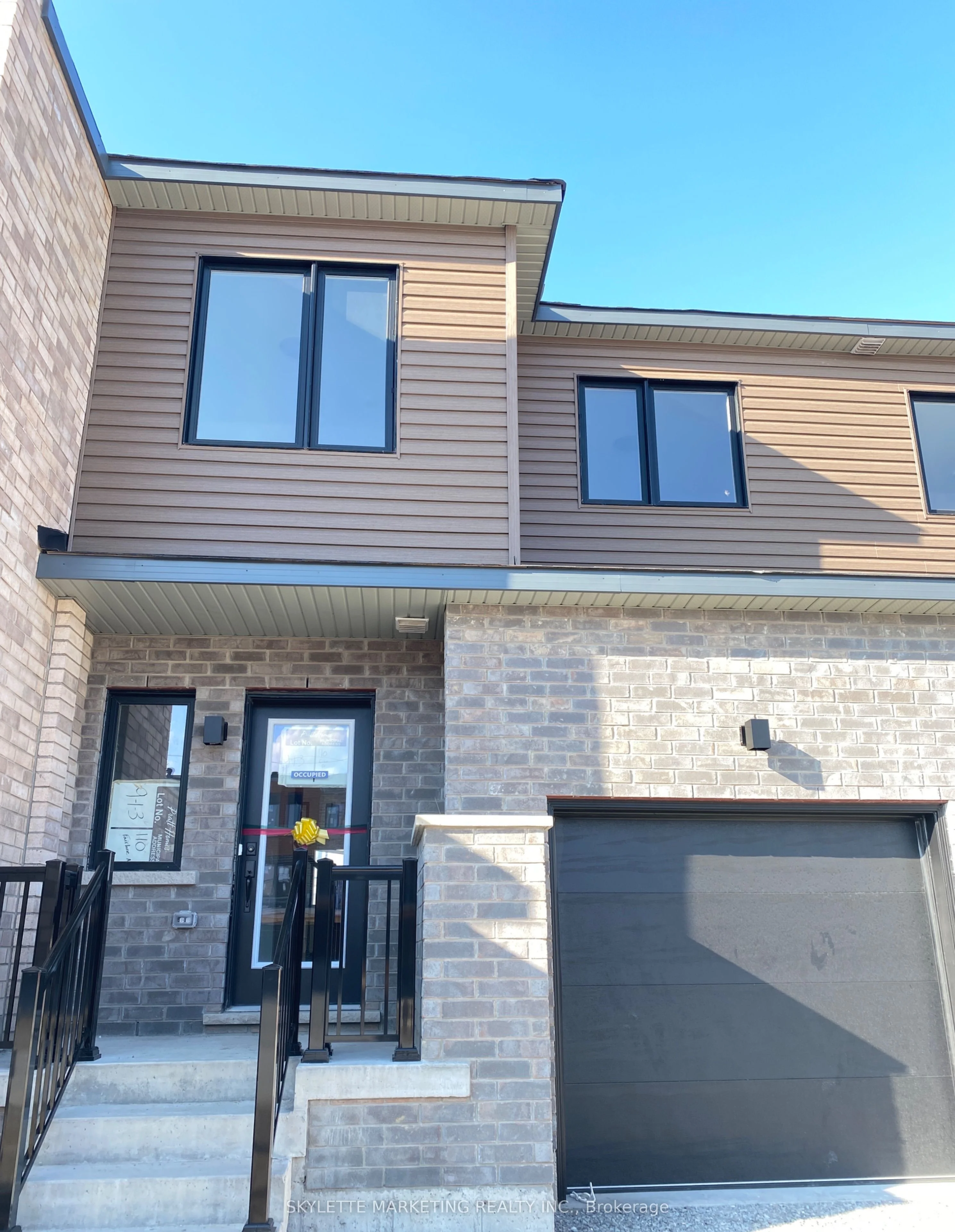 Att/Row/Townhouse in Barrie