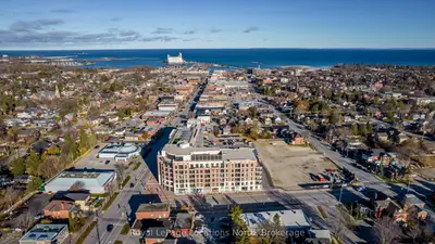 Condo Apartment in Collingwood