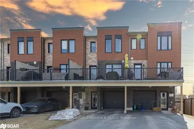 Att/Row/Townhouse in Barrie
