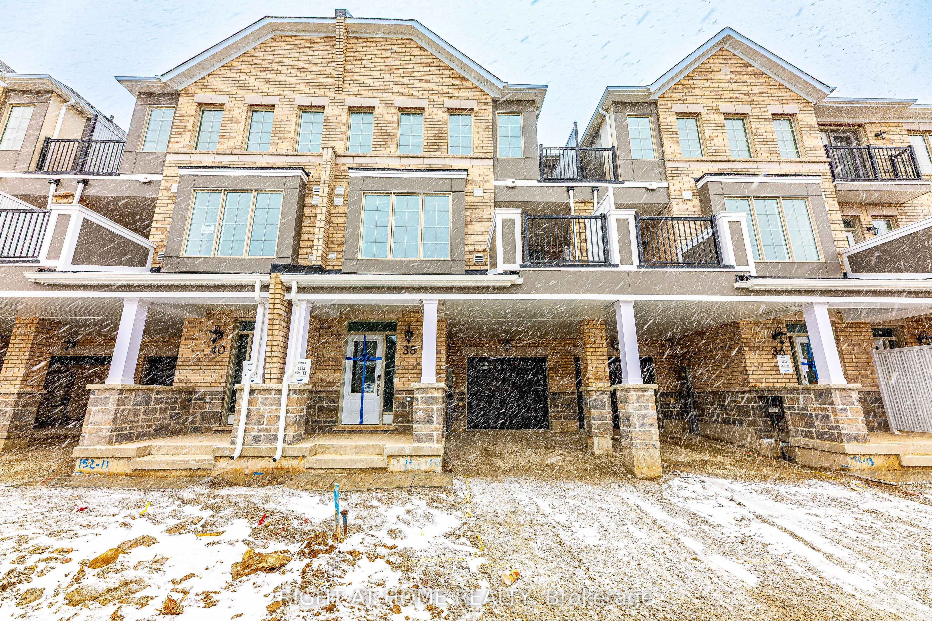 Att/Row/Townhouse in Barrie